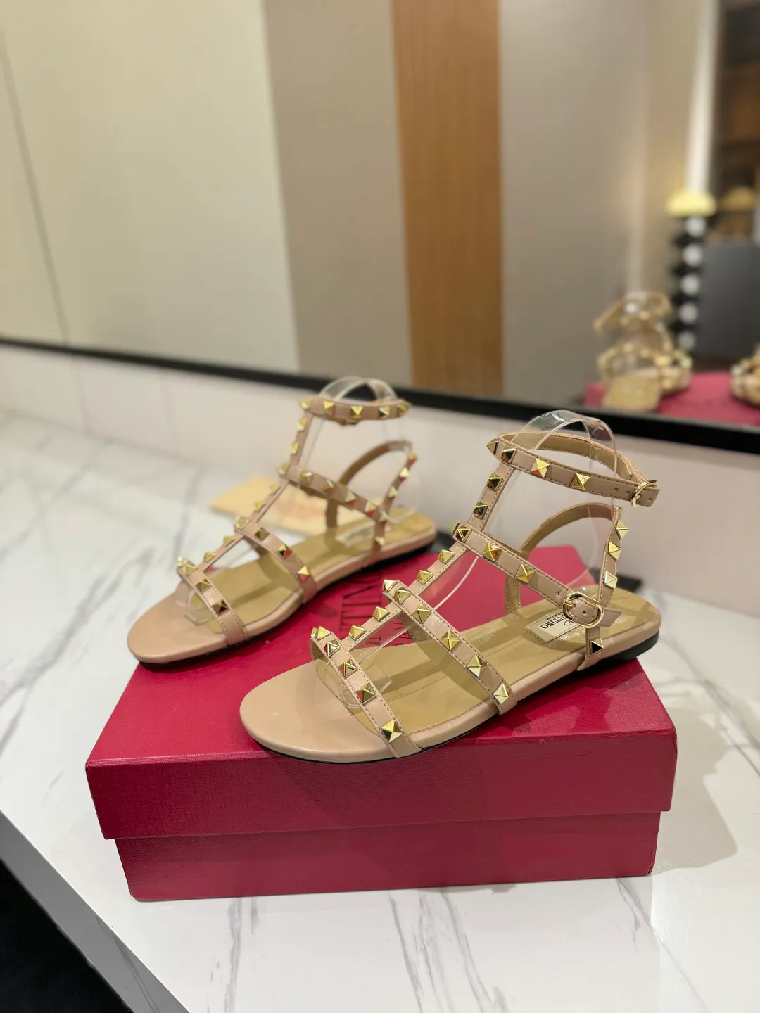 👟👟Ex-factory price 520👟👟 Valentino/Valentino rivet VT classic ankle-wrap rivet sandals, timeless 🆕 deeply rooted in people's hearts❤️A must-have item that never goes out of style🫰top replica! The side curves are perfect, the original molded custom-made rust-free rivets, and the textured hardware bring out a full sense of high-end, giving you a genuine foot feel! The first choice for high-end customers❤️ [Material] Upper: Original imported customized cowhide Inner lining: Original imported goatskin Outsole: Imported pearlescent leather outsole Code number: 35-39 [34, 40, 41, 42 are custom-made and cannot be returned or exchanged]